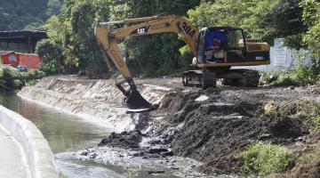Desassoreamento em canal da Caneleira retira cerca de 300 toneladas de sedimentos