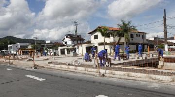 Pontilhão da Jovino de Melo recebe guarda-corpo com desenho das muretas da orla