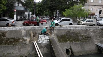 Cuidando de Santos instala bocas de lobo para melhorar drenagem e faz reparos em canal