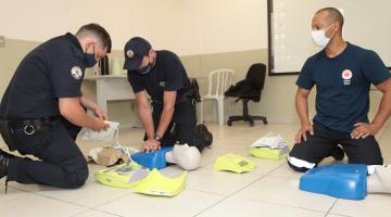 guardas usam equipamento em boneco para simular atendimento #paratodosverem