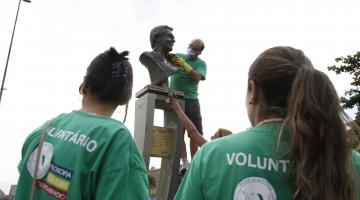 Estátua de Mário Covas Júnior recebe limpeza do Projeto Clio