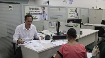 pessoa é atendida na sala do empreendedor #pracegover 