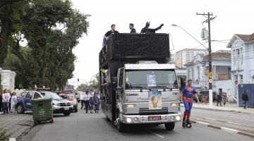 Caminhão no estilo trio elétrico está na avenida. #Pracegover