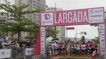 Mulheres se preparam para largada de prova na orla #pracegover