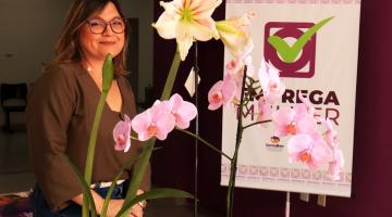 servidora posa atrás de flores #paratodosverem