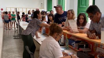 Turistas de navios lotam bondes e Museu Pelé