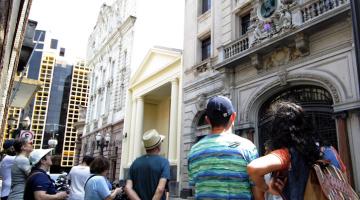 Público observa fachada de imóvel onde José Bonifácio viveu. #paratodosverem