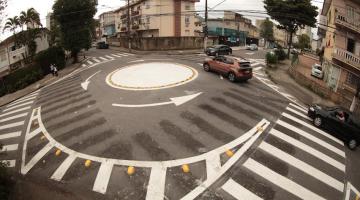 ROTATÓRIA VISTA DO ALTO COM CARRO PASSANDO AO FUNDO. #PARATODOSVEREM