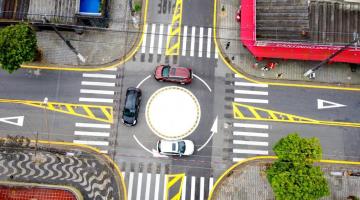 Carros circulando por rotatória #paratodosverem