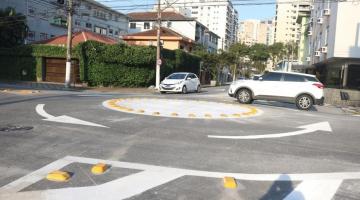 Carros passando por rotatória. #paratodosverem