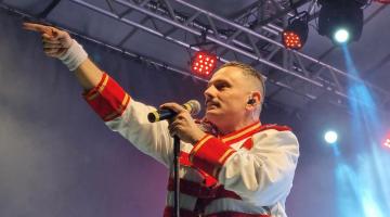 vocalista se apresenta fantasiado de Freddy Mercury #paratodosverem 