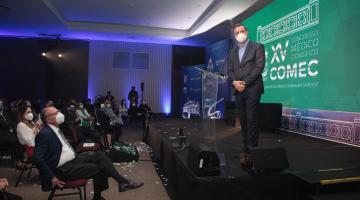 O prefeito Rogério Santos em tribuna no evento. #paratodosverem