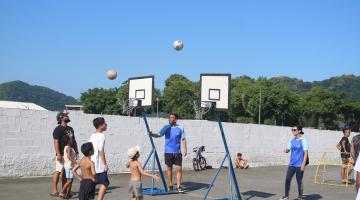 crianças jogando basquete #paratodosverem 