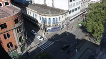 Trecho da Praça Mauá visto do alto, com lojas fechadas na via. #Paratodosverem