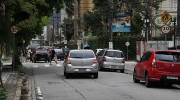 Veículos na Rua Goiás em direção à Avenida Ana Costa. #paratodosverem