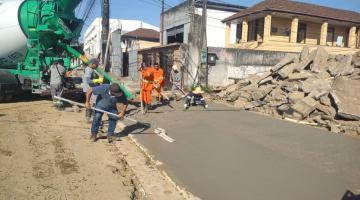 Rua no bairro do Macuco em Santos começa a ganhar calçadas acessíveis