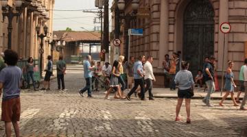 pessoas caminhando em rua. #paraotodosverem