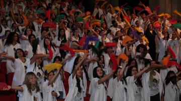 jovens com jalecos abanam lenços #paratodosverem 