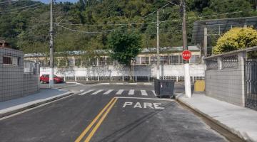 vista geral de rua recém-pavimentada com pintura de solo para a segurança do trânsito.  #paratodosverem