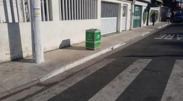 rua recém-asfaltada, com novos passeios e pavimentação com pintura de faixa de pedestres. #paratodosverem 