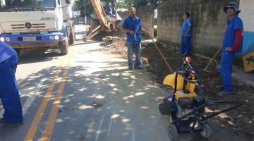 homens estão demolidando calçada com auxílio de máquinas. #paratodosverem 