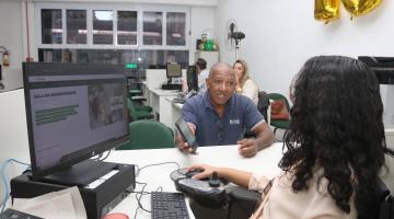 homem é atendido na sala do empreendedor #paratodosverem