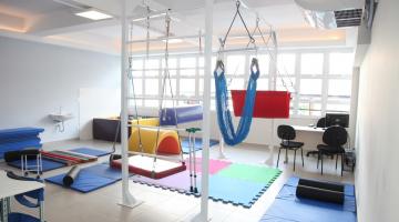 Sala com equipamento para exercícios. #Paratodosverem