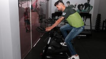 atleta em bicicleta #paratodosverem