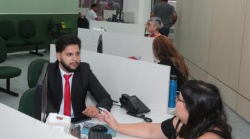 homem é atendido na sala do empreendedor #paratodosverem