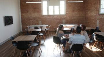 pessoas sentadas na mesa da nova sala #paratodosverem 