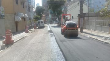 Programa Respeito à Vida pavimenta última rua do Embaré, em Santos