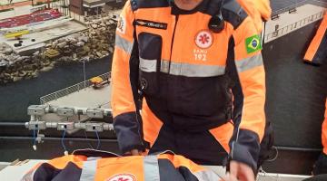 profissional olha uniforme #paratodosverem 