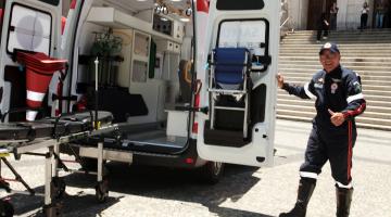 enfermeiro abre porta de ambulância #paratodosverem