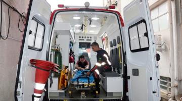 vista interna de ambulância com dois homens manusenado equipamentos. #paratodosverem 