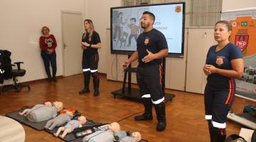 equipe do samu faz demonstração com bonecas no chão #paratodosverem 