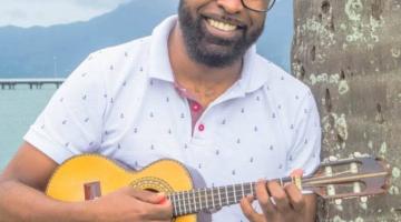 sandro simões segura cavaquinho #paratodosverem