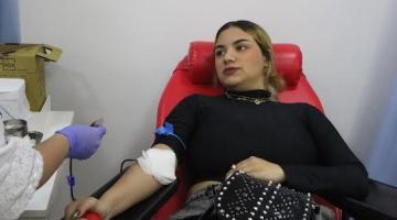 moça doando sangue. #Paratodosverem