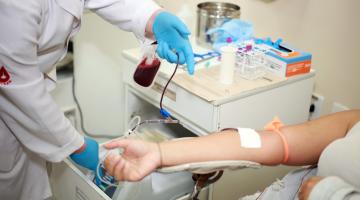 pessoa doando sangue #paratodosverem