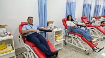 duas pessoas doando sangue #paratodosverem