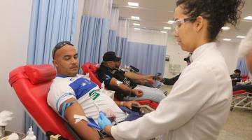 pessoas doando sangue #paratodosverem