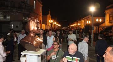 pessoas na praça ao lado do busto #paratodosverem