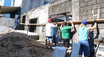 várias pessoas estão trabalhando para reformar uma construção. #paratodosverem