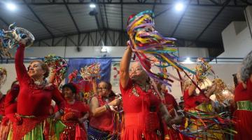 Mulheres ciganas dançam em quadra da Unidos dos Morros. #pratodosverem