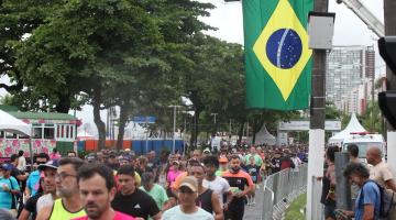 Dezenas de atletas correm pela avenida da orla. #pratodosverem
