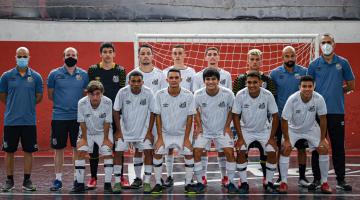 Jogadores do time posam para foto #paratodosverem