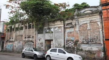 imóvel abandonado com dois carros na frente #paratodosverem