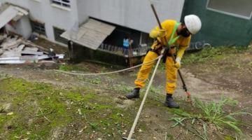 trabalhador preso em cabo trabalha na limpeza de morro #paratodosverem