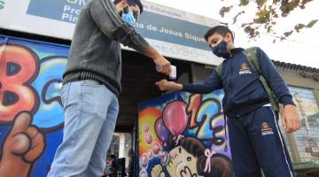 homem afere pressão de estudante na entrada da escola #paratodosverem