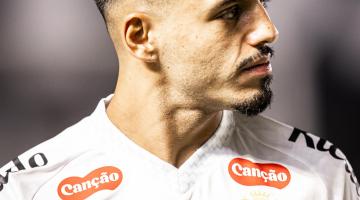 jogador do santos com o uniforme #paratodosverem