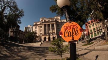 praça mauá com a prefeitura ao fundo e uma placa onde se lê Santos Café afixada em um poste. #paratodosverem